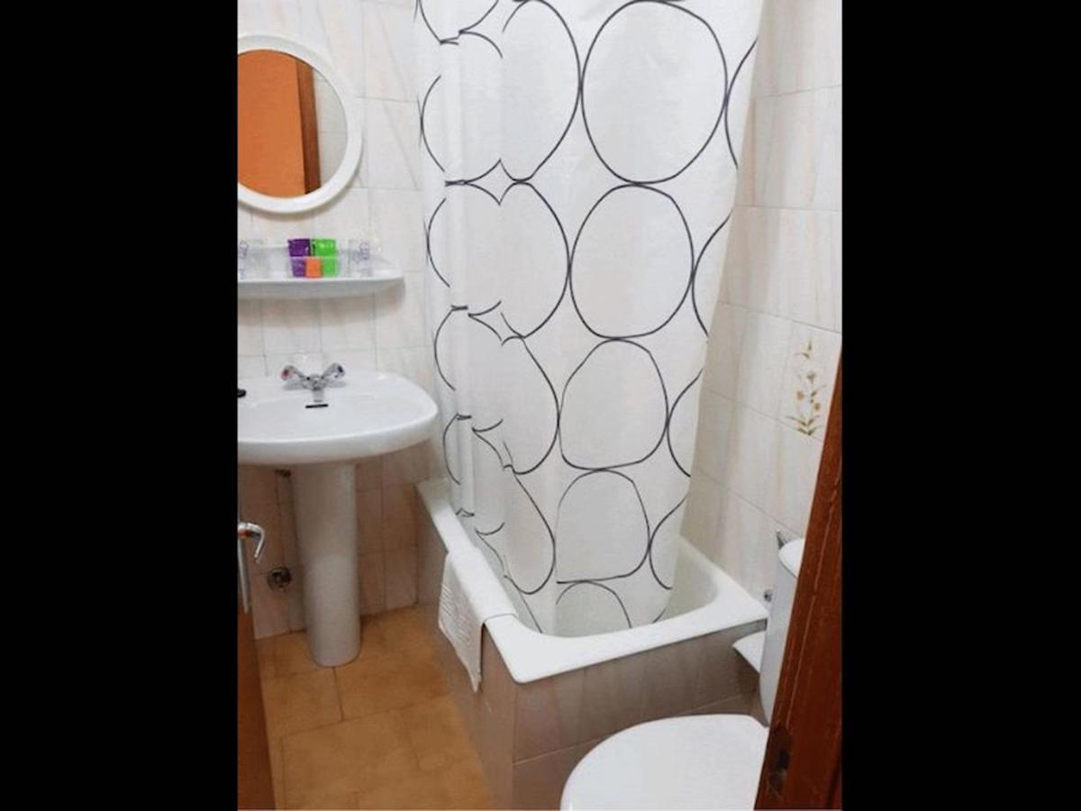 Room In Lodge - Double And Single Room - Pension Oria 1 Luarca Exterior photo