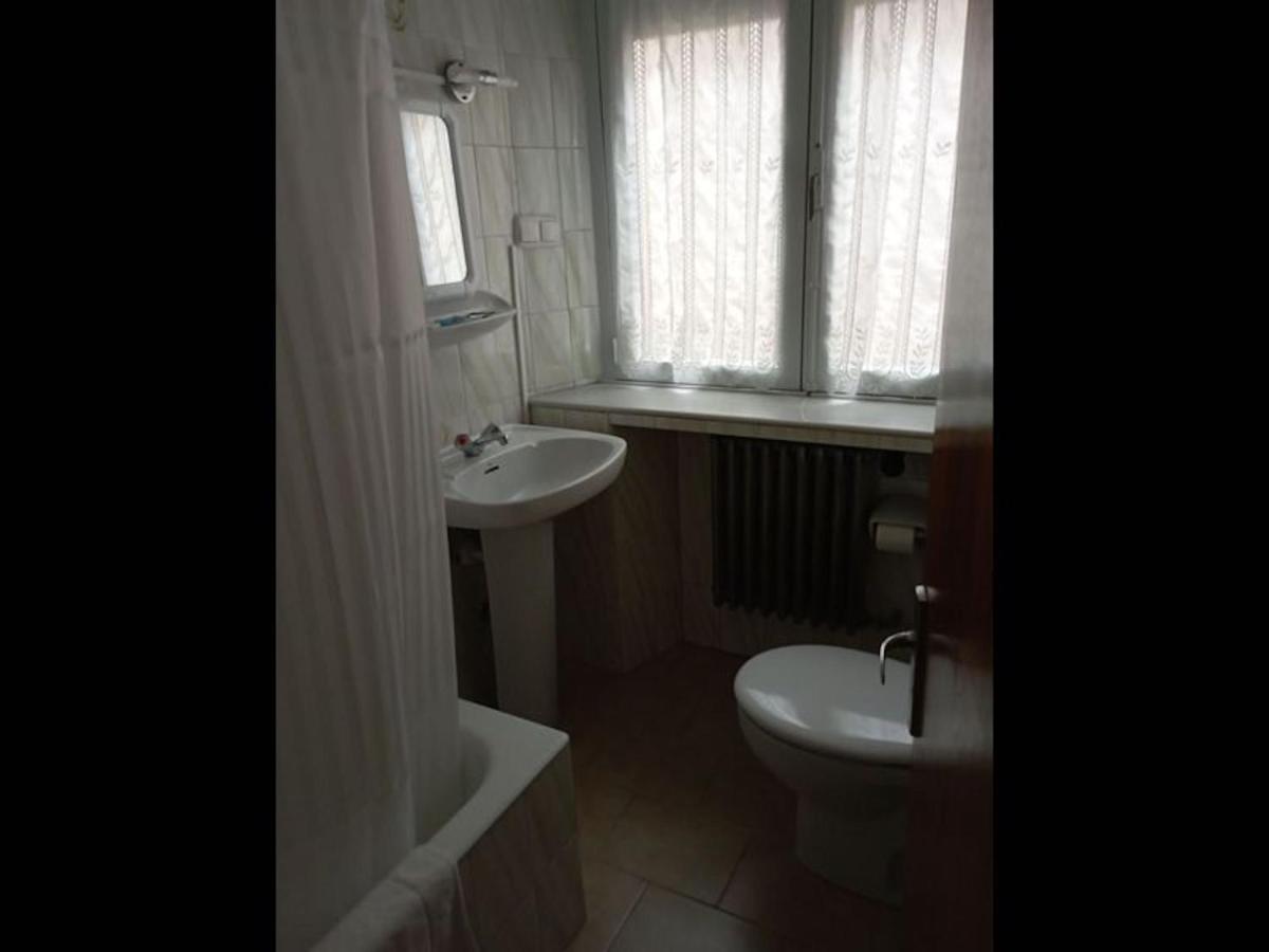 Room In Lodge - Double And Single Room - Pension Oria 1 Luarca Exterior photo